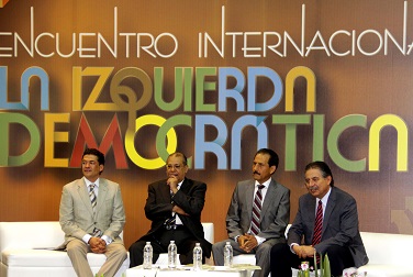 Juntos: Cruz Bermúdez y Maldonado Venegas, con uno de Los Chuchos, en reunión socialdemócrata de 2014.