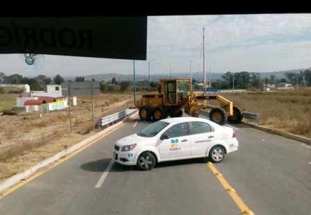 La policía del gobierno de Puebla cerró la carretera a los perredistas, para que no votaran contra la alianza.