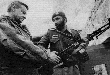 Brzezinski aparece aquí con Osama bin Laden. Armó y financió a Al Qaeda para combatir a los soviéticos en Afganistán.